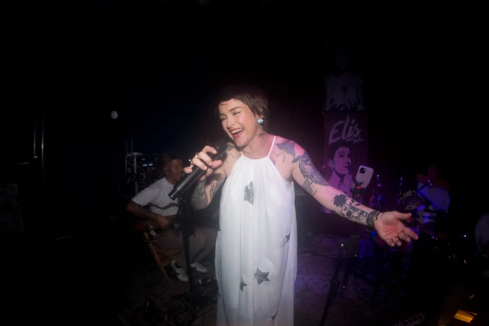 Momento intimista e expressivo da vocalista durante o espetáculo musical Elis para Todos